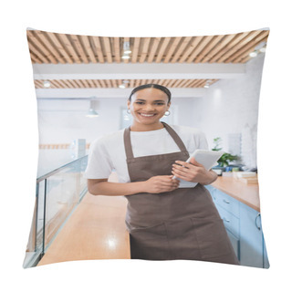 Personality  Smiling African American Seller In Apron Holding Digital Tablet In Confectionery  Pillow Covers