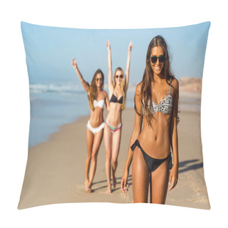 Personality  Three Girls In Swimsuits On The Beach Pillow Covers