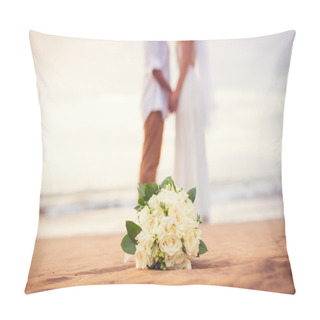 Personality  Just Married Couple Holding Hands On The Beach Pillow Covers