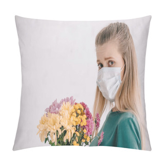 Personality  Blonde Woman With Pollen Allergy Wearing Medical Mask And Holding Flowers While Looking At Camera  Pillow Covers