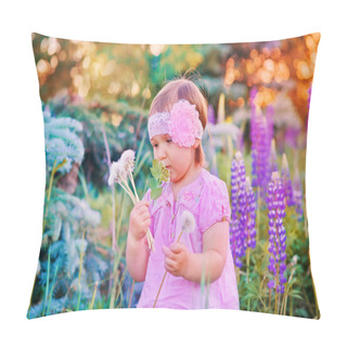 Personality  Little Girl In A Field Pillow Covers