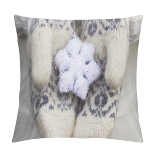 Personality  Female Hands Close Up In Knitted Wore Mittens Holding White Snowflake Outdoors Pillow Covers