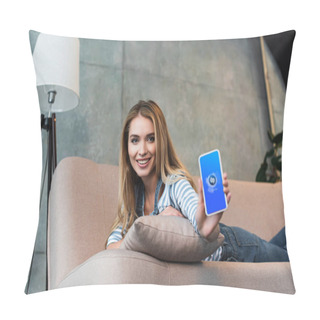 Personality  Selective Focus Of Smartphone With Shazam App In Hand Of Young Girl Pillow Covers