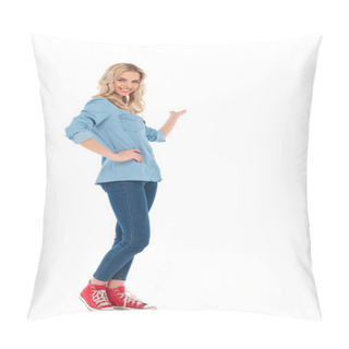 Personality  Full Body Picture Of A Smiling Young Casual Woman Presenting Pillow Covers