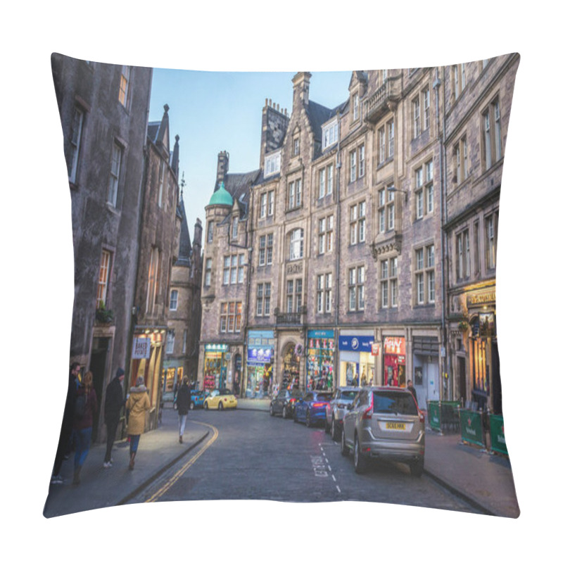 Personality  Edinburgh, Scotland - January 17, 2020: Buildings On Cockburn Street In Edinburgh City Pillow Covers