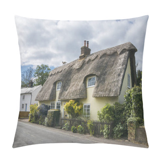 Personality  Thatched Cottages In An English Village Pillow Covers
