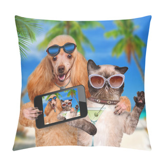 Personality  Dog With Cat Taking A Selfie Pillow Covers