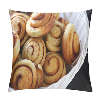 Personality  Homemade Cinnamon Buns In A Basket Pillow Covers