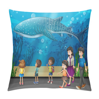 Personality  Killer Whale In The Aquarium Pillow Covers