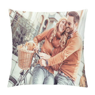 Personality  Young Couple Having Fun In The City Pillow Covers