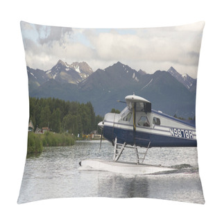 Personality  Seaplane Taxis Into Lake Hood Ted Stevens National Airport Anchorage Pillow Covers