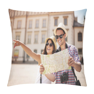 Personality  Happy Tourist Sightseeing City With Map Pillow Covers