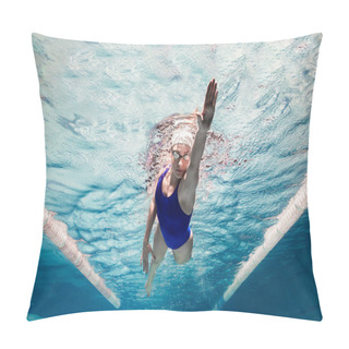 Personality  Underwater Picture Of Female Swimmer In Swimming Suit And Goggles Training In Swimming Pool Pillow Covers