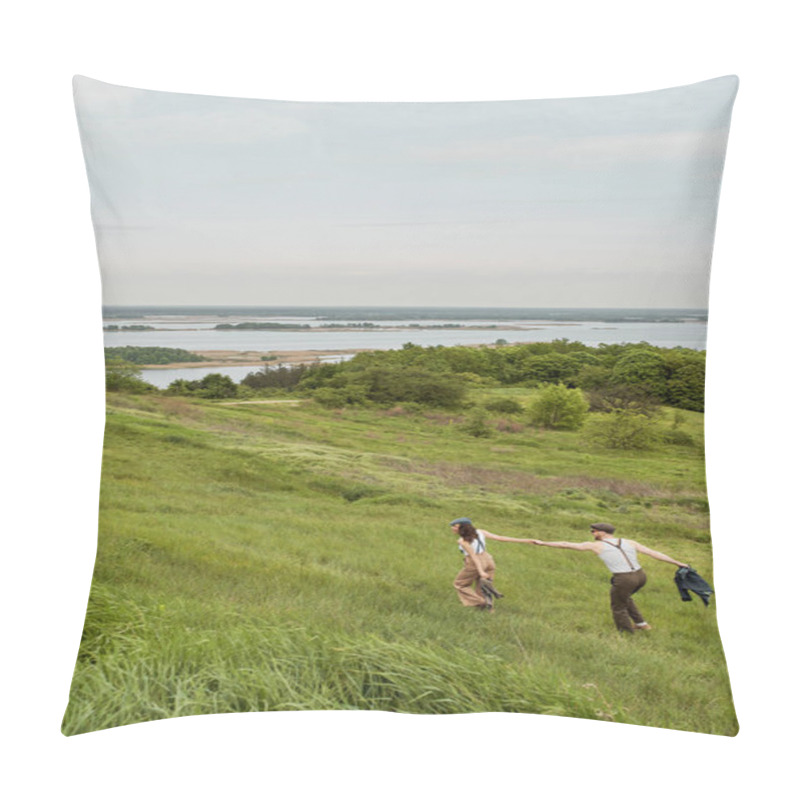 Personality  Fashionable Romantic Couple In Vintage Outfits And Newsboy Caps Holding Hands While Walking On Grassy Hill With Scenic Landscape At Background, Stylish Couple Enjoying Country Life Pillow Covers