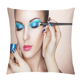 Personality  Makeup Artist Applies Eye Shadow Pillow Covers