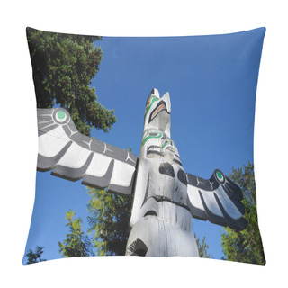 Personality  Cowichan Crest Pole, Quw'utsun' Cultural & Conference Centre, Duncan, British Columbia, Canada Pillow Covers