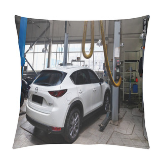 Personality  One White Used Car Mazda CX-5 On A Lift For Repairing The Chassi Pillow Covers