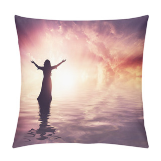 Personality  Woman Lifting Her Hands Up At Sunset Pillow Covers