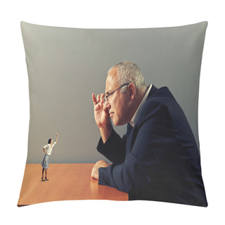 Personality  Boss Looking At Small Aggressive Woman Pillow Covers