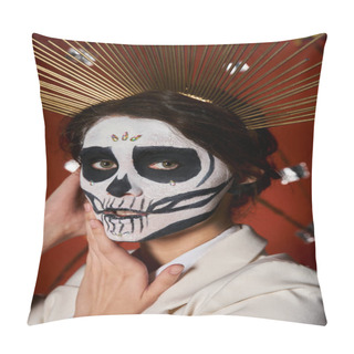 Personality  Portrait Of Woman In Dia De Los Muertos Makeup And Crown Looking At Camera On Red Backdrop Pillow Covers