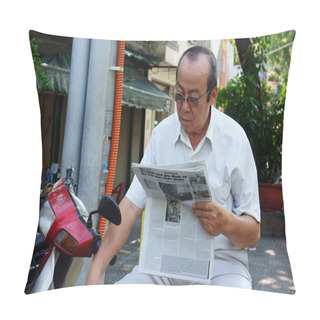 Personality  The Old Man Reading Newspaper Pillow Covers