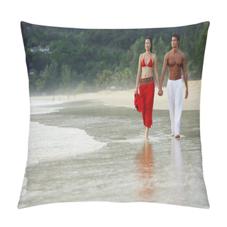 Personality  Couple Walking Along Beach Pillow Covers