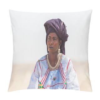 Personality  Nomad Woman In Traditional Turban Sahara Desert Pillow Covers