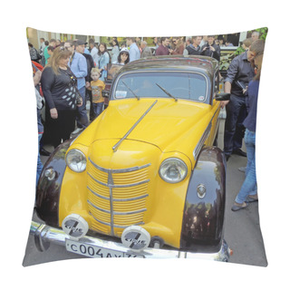 Personality  Soviet Small Family Car Of 1950s Moskvitch 400 (Moskvitch 401) Pillow Covers