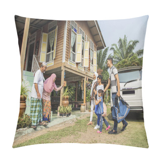 Personality  Family Members Back Home For Eid Celebrations Pillow Covers