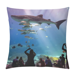 Personality  Interior Of Georgia Aquarium With The People Pillow Covers