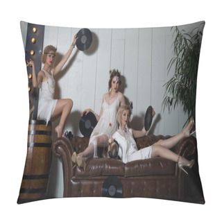 Personality  Lovely Girls Dressed In Flapper Style Outfits Pillow Covers