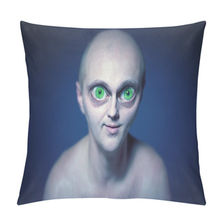 Personality  Alien With Big Eyes Pillow Covers