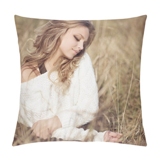 Personality  Girl In An Autumn Field Pillow Covers
