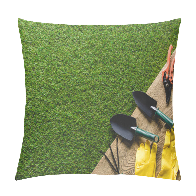 Personality  top view of shovels, hand rake, protective gloves and secateurs on wooden planks pillow covers