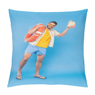 Personality  Smiling Man In Sunglasses Holding Sun Hat And Life Buoy On Blue Background  Pillow Covers