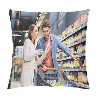 Personality  Smiling Woman Pointing At Smartphone Near Boyfriend And Shopping Cart In Supermarket  Pillow Covers
