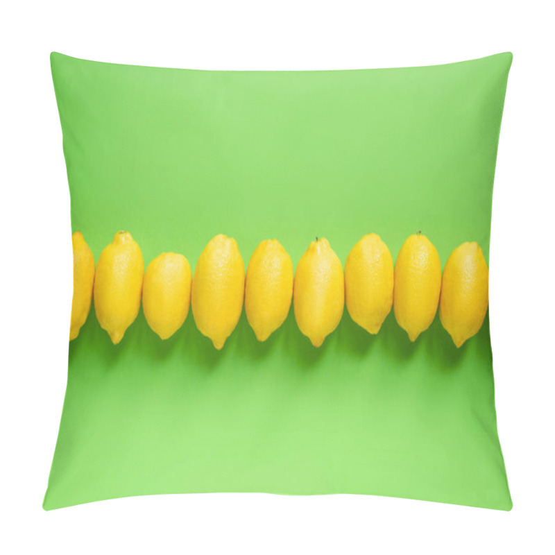 Personality  top view of ripe yellow lemons in line on green background pillow covers