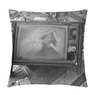 Personality  Ghostly Figure On Vintage Tv Set Pillow Covers