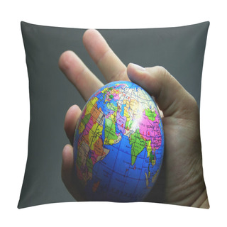 Personality  Welt In Der Hand Pillow Covers