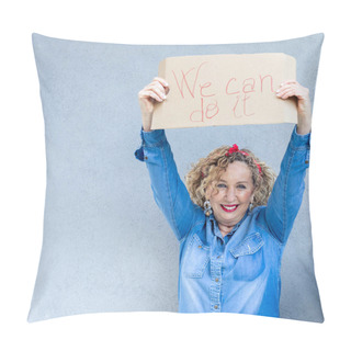 Personality  A Vibrant Woman Of A Mature Age Lifts A Sign Saying 'We Can Do It', Showcasing That Women Of All Ages Stand For Empowerment And Strength. Pillow Covers