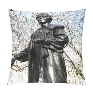 Personality Emily Pankhurst Statue Pillow Covers