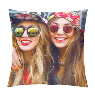 Personality  Pretty Young Girls Hugs Pillow Covers