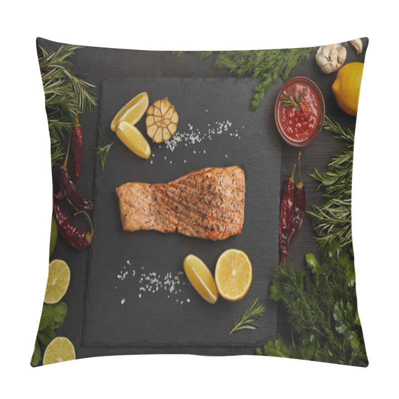 Personality  top view of grilled salmon steak with pieces of lemon and arranged ingredients around on black surface pillow covers