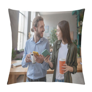 Personality  Smiling Man And Woman Showing Smartphones To Each Other Pillow Covers