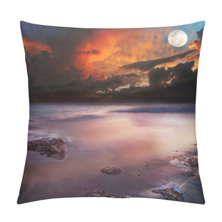 Personality  Sunset On The Beach With View To The Ocean And Sky Pillow Covers