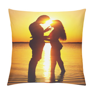 Personality  Couple Silhouette At The Beach. Sunset Light Pillow Covers