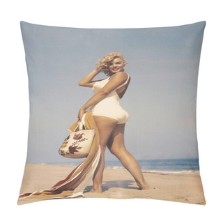 Personality  Marilyn Monroe Photographed By Sam Shaw Pillow Covers