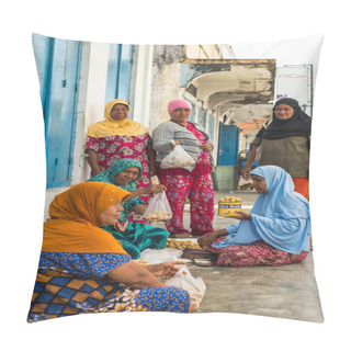 Personality  Group Of Women Selling Tropical Fruit Pillow Covers