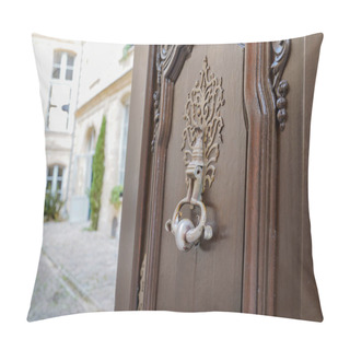 Personality  Open Entrance Wood Door Knocker In Beautiful City Center French Luxury House Bordeaux Pillow Covers