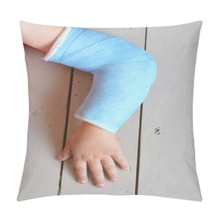 Personality  Child With Arm Cast Pillow Covers